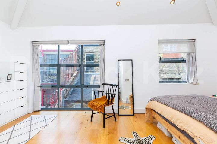 Large studio space with balcony and roof terrace in the heart of Bethnal Green Bethnal Green Road, Bethnal Green 